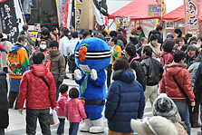 逸品縁日ブース前でＰＲ