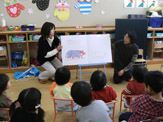 絵本を楽しむ子どもたち