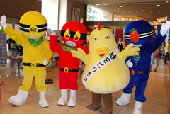 とりもっちゃんと市川三郷レンジャー