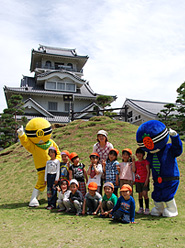 市川三郷レンジャーと園児たち