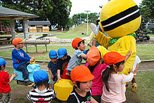 ぽんぽんとシーソーで遊ぶ園児