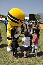 子供と触れ合うぽんぽん