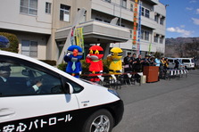 パトカーを見送るレンジャー