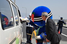 交通安全を呼びかける町長とレンジャー