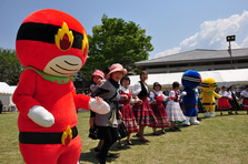 フォークダンスを踊るレンジャー