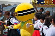 フォークダンスを踊るレンジャー