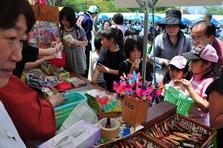 駄菓子の買う子どもたち