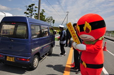 交通安全を呼びかけるどんどん