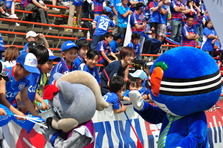 試合前にピッチを周るレンジャー
