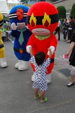 子どもと戯れるどんどん