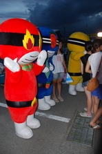 案内所前で手を振るレンジャー