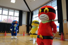 ラジオ体操をするレンジャー