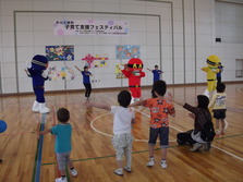 「にん・どん・ぽん」を踊るレンジャー