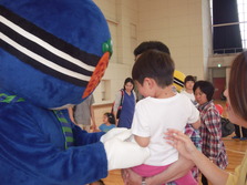 子どもと握手するにんにん