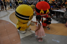 子どもと握手するレンジャー