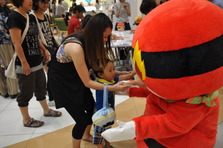 子どもと戯れるどんどん