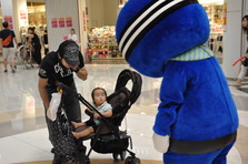 子どもと戯れるにんにん
