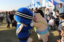 他のキャラクタと触れ合うレンジャー