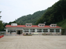 東小学校校舎の外観