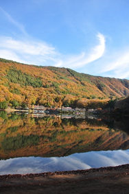 四尾連湖の紅葉
