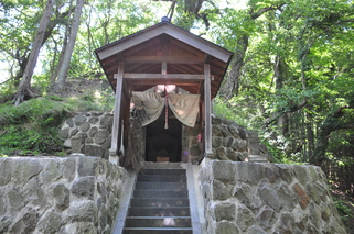 帯那峠と石龕